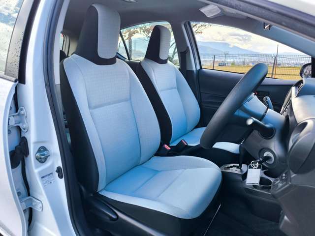 運転席のシートはホールド性に優れ疲れませんよ！