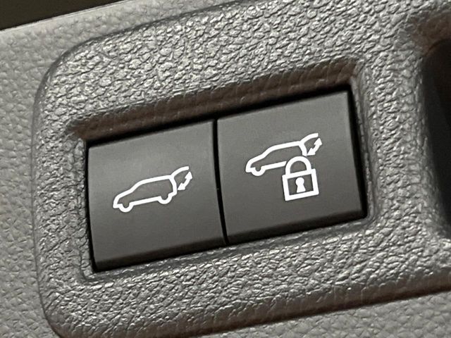 【パワーバックドア】スマートキーや運転席のボタンを押すだけでリアゲートが自動で開閉します！荷物を持っている時や、高い位置にあるバックドアを閉める際に便利な機能です♪