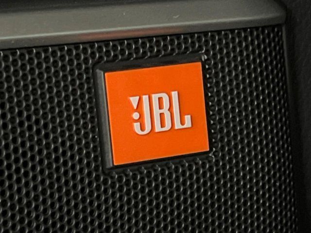 【JBLサウンドシステム】メーカーオプションの高品位サウンドシステムを搭載。専用のチューニングが施された大小様々なスピーカーから良質なサウンドが奏でられ、臨場感あふれる音響空間を演出します。