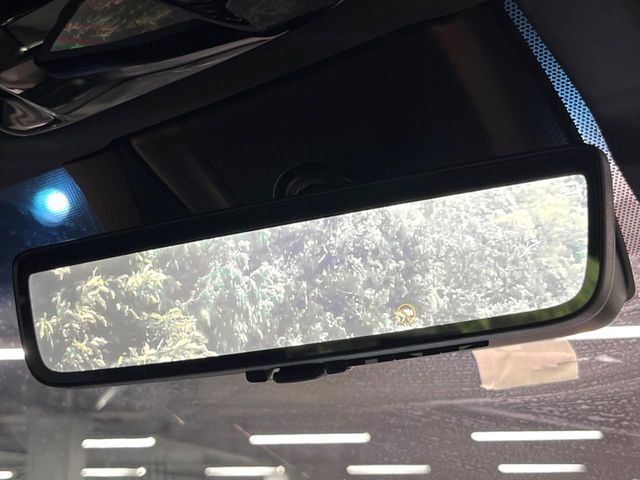 【デジタルインナーミラー】後席の大きな荷物や同乗者で後方が確認しづらい時でも安心！カメラが撮影した車両後方の映像をルームミラー内に表示。クリアな視界で状況の確認が可能です！
