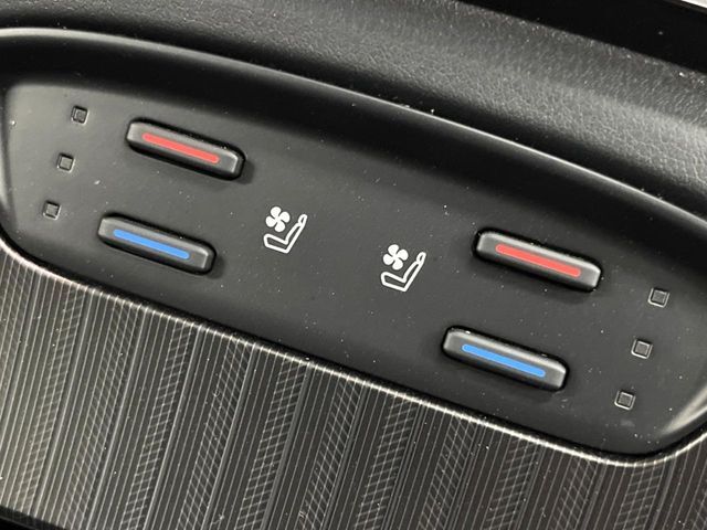 【シートベンチレーション】夏場は涼しい風でお尻や背中の熱やムレを防ぎ、冬はエアコンよりも早く温まってポカポカに！レザーシートにうれしい装備で、季節を問わず快適に過ごせます。