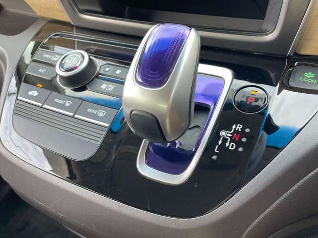 「インパネシフト」　インパネシフトを採用♪足元のスペースを有効活用できます♪