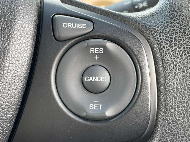 「クルーズコントロール」　アクセルを踏まなくても設定した速度で自動的に走行するのでドライバーの負担を軽減します♪