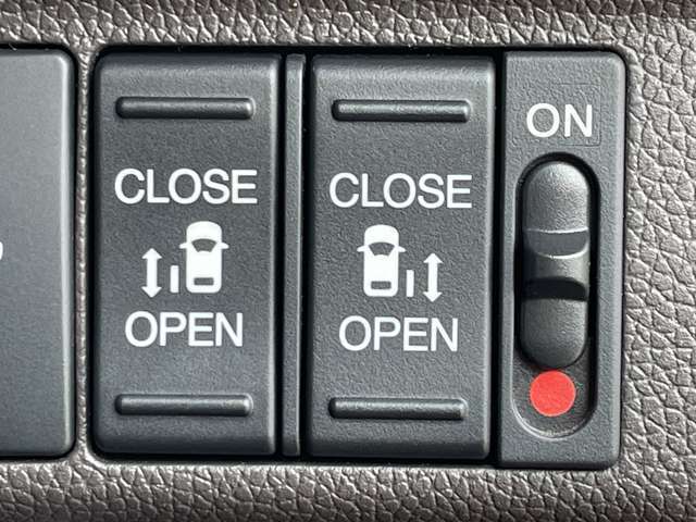 「両側パワースライドドア」　左右スライドドアは電動開閉が可能♪車内のスイッチやキーで操作ができます♪
