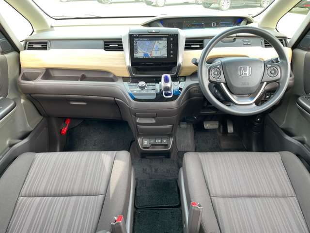 内装は灰色を基調としており、落ち着いた雰囲気を演出しています！