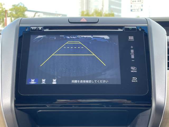 「バックモニター」　シフトをリバースに入れれば、車内のモニターに後方の様子を映し出します♪車を駐車する際やバックをするときに便利です♪