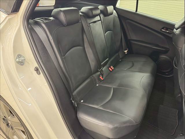 セカンドシートはリクライニング可能でくつろぎの空間。大人二人が乗っても十分なスペースが確保されております。