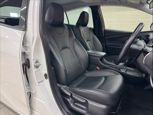 各ブランドのシートカバー取り扱っております、また弊社オリジナルフロアマットもございます。自慢の愛車をアレンジしましょう☆