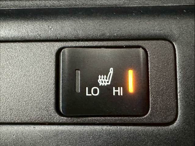 レザーシートには重宝する「シートヒーター」付き。冬場にとても大活躍！！