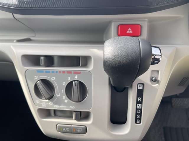 シフトレバーはインパネにありますので志元はスッキリ。コンパクトな車内で助手席への移動もスムーズにできます。