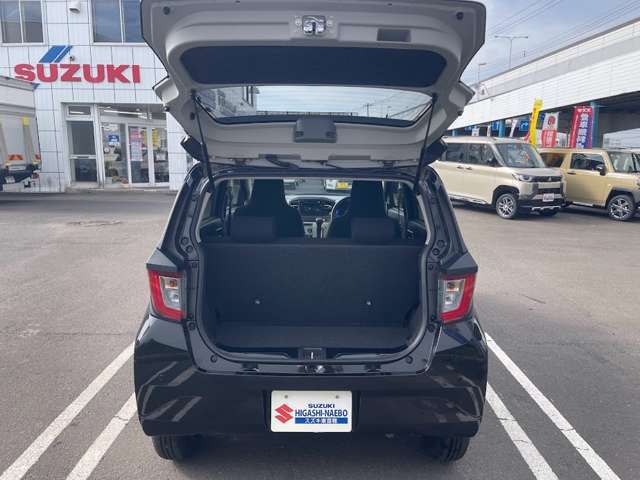 コンパクトな車内ですが、ラゲッジスペースはしっかり確保。後部座席を倒せばタイヤ4本も楽に乗ります。