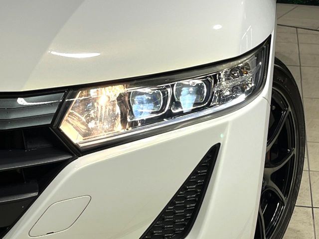 【LEDヘッドライト】悪天候や夜間走行時も良好な視界を確保し安心して運転できる高輝度LEDヘッドライトを装備！点灯速度が早く、消費電力も抑えられています。