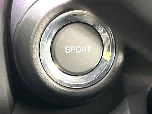 【ドライブモードセレクト】コンフォートな乗り味からスポーティな乗り味までスイッチ一つで切り替え可能。シーンや気分に合わせたモードを選べば、いつものドライブがより一層楽しくなります♪