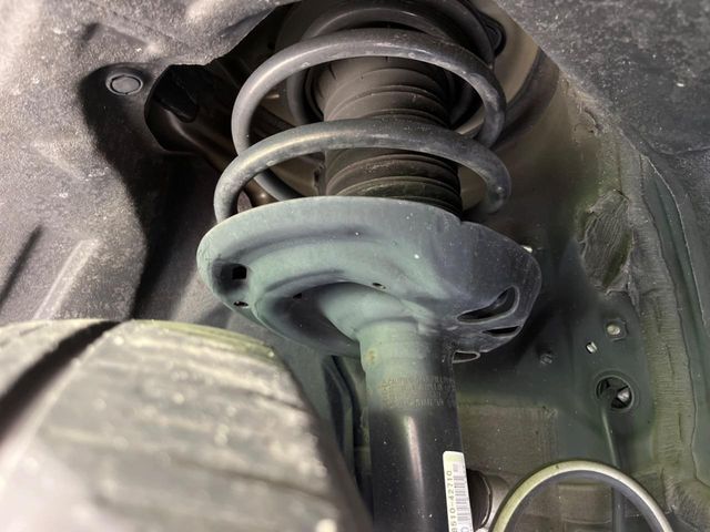 お車を安心してお乗りいただく為には、足回りの定期点検が欠かせません。サービスサポート（有償保証）では無料点検もご提供しており、安心のカーライフをお過ごしいただけるサポート体制が整っています。