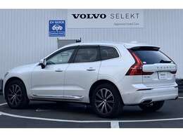 VOLVOの伝統的な縦型テールライトは後方からの視認性を上げるだけで無く、緊急制動時にはプレーキランプが高速で点滅、後続車からの追突被害事故を未然に防ぎます。