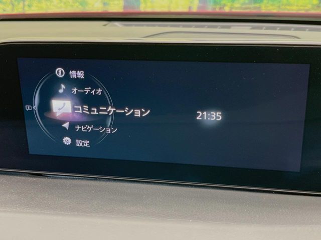 【8.8インチマツダコネクト】車内の雰囲気にマッチした大型のディスプレイ。スマホ接続でのナビ使用やBluetooth再生等、様々な機能が楽しめます。直感的なダイヤル操作が可能で、使い勝手も良好です。