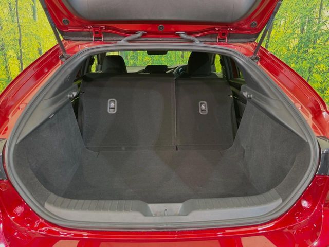 普段のお買い物や通勤、送迎等に十分な荷室スペースを確保しております。セカンドシートを倒すと、大きな荷物の積載も可能です♪