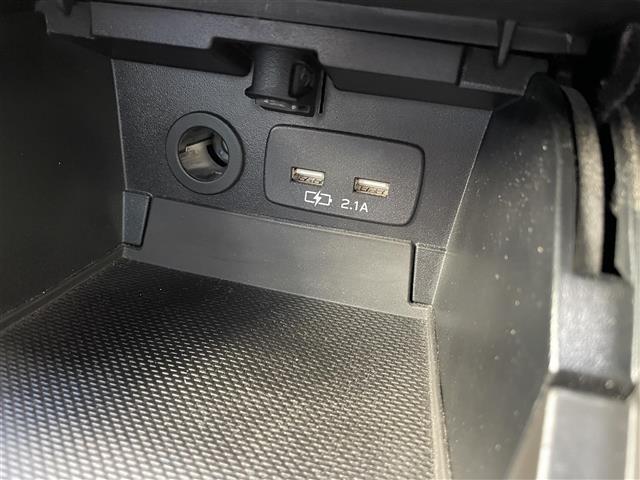 こちらフロアマットの写真になります。全車しっかり清掃済みです。別途、車丸洗いプランなどもありますので、是非子検討よろしくお願いします。中古車は一物一価なので、早い者勝ちです。お問合わせお待ちしてます！