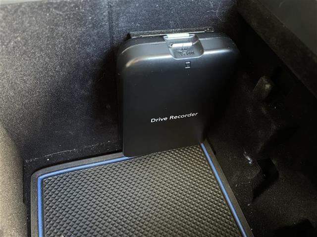 こちらフロアマットの写真になります。全車しっかり清掃済みです。別途、車丸洗いプランなどもありますので、是非子検討よろしくお願いします。中古車は一物一価なので、早い者勝ちです。お問合わせお待ちしてます！