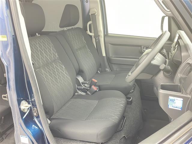 【運転席】座り心地が良いシートなので長時間の運転でも快適にお過ごしいただけます。新品のフロアマットのご注文も可能です。掲載箇所以外にご希望の写真がございましたらお気軽にお問い合わせ下さい。