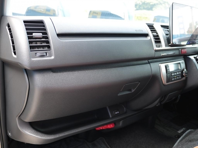 フルセグSDナビ・ETCも完備！助手席エアバッグや100V電源コンセントも完備しております！