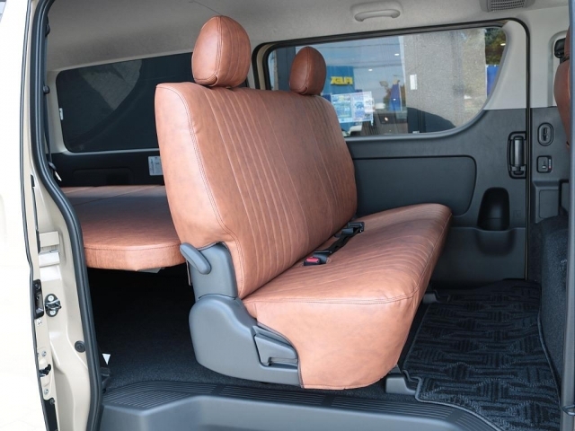 クラシックな生地が車内を温かみのある雰囲気に仕上げます♪