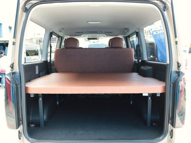 新品のFLEXベッドキット装着しました！ハイエースならではの広大なラゲッジスペースをご活用ください！