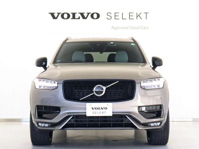 北欧らしさあふれる知的な美を形にしたラグジュアリーSUV、XC90。大胆でありながらもエレガントなスタイリングは、見る人の目に磨き上げられた強さを深く印象づけます。