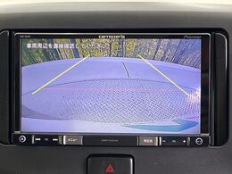 【バックカメラ】駐車時に後方がリアルタイム映像で確認できます。大型商業施設や立体駐車場での駐車時や、夜間のバック時に大活躍！運転スキルに関わらず、今や必須となった装備のひとつです！