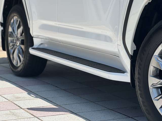 サイドステップ。車高の高いランクル300ですがサイドステップがあるので楽々乗り降り可能です。