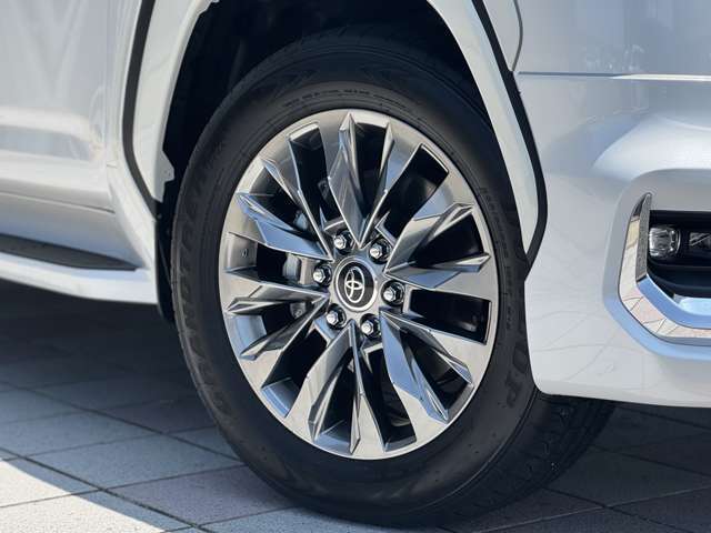 純正20インチアルミホイール。タイヤサイズは265/55R20となっております。21インチ以上の大口径ホイールへのインチアップやリフトアップなども可能ですので是非ご相談ください。