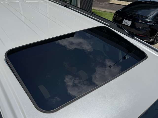 サンルーフ。自然光を取り入れ開放感を与えて快適な車内空間をもたらします。また、通気性向上の効果もあります。