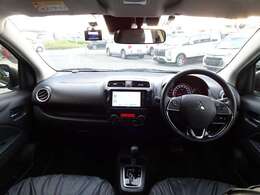 広々視界で開放感に優れ、操作しやすいインパネ周り。