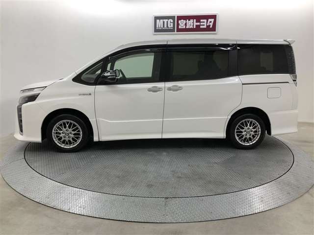 トヨタ自慢の“まるまるクリン”を施工済！ボディーはもちろん、タイヤ・ホイールまで、ピッカピカ☆♪比べてください、自信があります！）