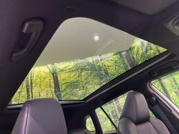 【ガラスルーフ】ガラスルーフ搭載で車内の解放感が一気にアップ！開放的なドライブをお楽しみいただけます。