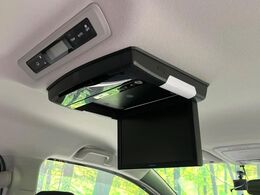 【フリップダウンモニター】大画面モニターで後席でもエンタメをお楽しみいただけます。小さなお子様にも大人気の装備です♪