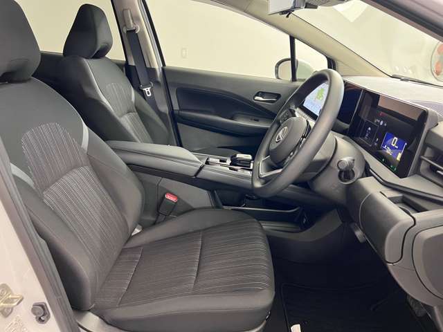 ゆったりと座れる運転席シートですのでストレスなく運転が出来ますよ！