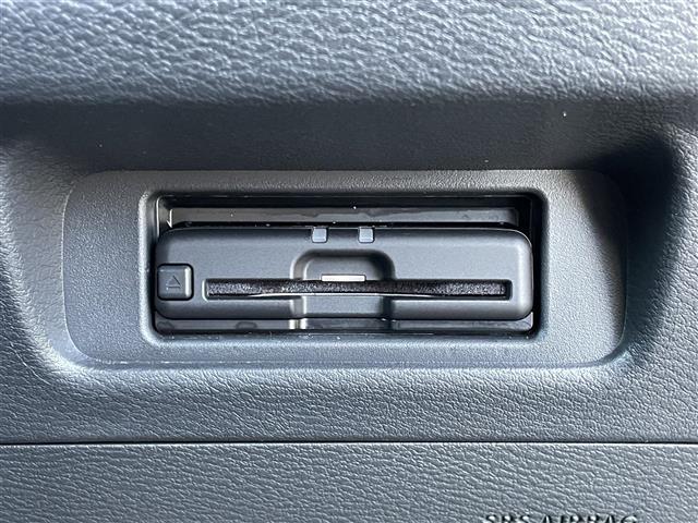 【ETC】有料道路を利用する際に料金所で停止することなく通過できる、ETC車載器（ノンストップ自動料金収受システム機器）が装備されています。セットアップを行うことで利用可能になります。