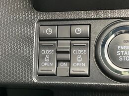 【両側スライドドア】駐車場で隣の車との間隔が狭く乗りにくい時、スライドドアなら安心！ドアオープン時も幅を取らず、開口部が広いので乗り降りがとっても簡単です。大きな荷物の出し入れも後席から可能♪