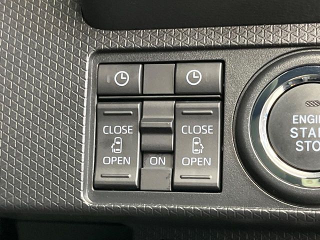 【両側スライドドア】駐車場で隣の車との間隔が狭く乗りにくい時、スライドドアなら安心！ドアオープン時も幅を取らず、開口部が広いので乗り降りがとっても簡単です。大きな荷物の出し入れも後席から可能♪