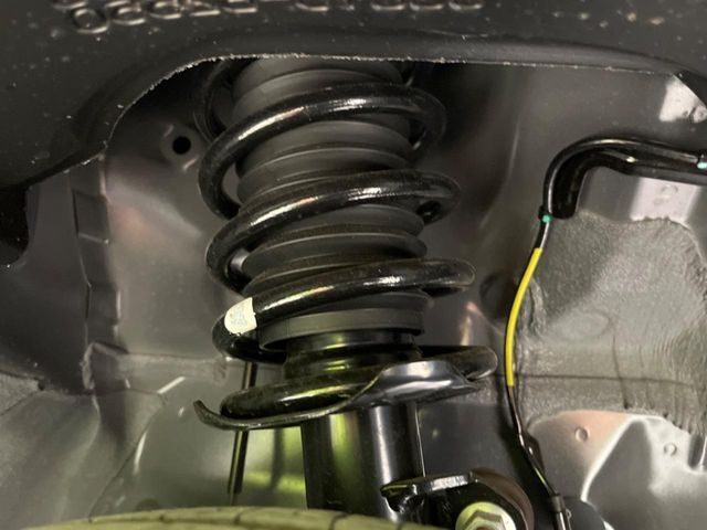 お車を安心してお乗りいただく為には、足回りの定期点検が欠かせません。サービスサポート（有償保証）では無料点検もご提供しており、安心のカーライフをお過ごしいただけるサポート体制が整っています。