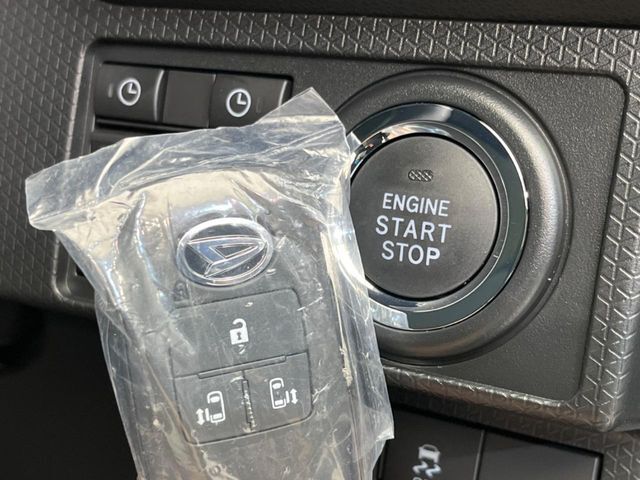 【キーフリーシステム】カバンやポケットに入れたままでもドアの施錠・解錠が可能なスマートキーを装備。エンジンのオン・オフ時もカギを取り出す必要が無いからとっても便利です♪
