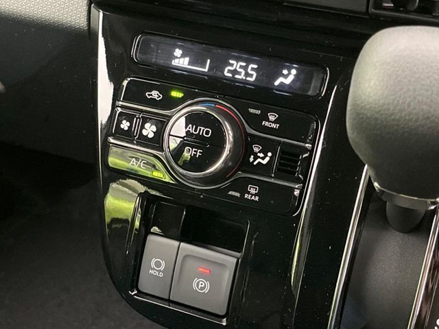 【オートエアコン】一度お好みの温度に設定すれば、車内の温度を検知し風量や温度を自動で調整。暑い…寒い…と何度もスイッチ操作をする必要はありません。快適な車内空間には必須の機能ですね♪