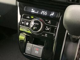 【オートエアコン】一度お好みの温度に設定すれば、車内の温度を検知し風量や温度を自動で調整。暑い…寒い…と何度もスイッチ操作をする必要はありません。快適な車内空間には必須の機能ですね♪