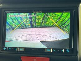 【バックカメラ】駐車時に後方がリアルタイム映像で確認できます。大型商業施設や立体駐車場での駐車時や、夜間のバック時に大活躍！運転スキルに関わらず、今や必須となった装備のひとつです！