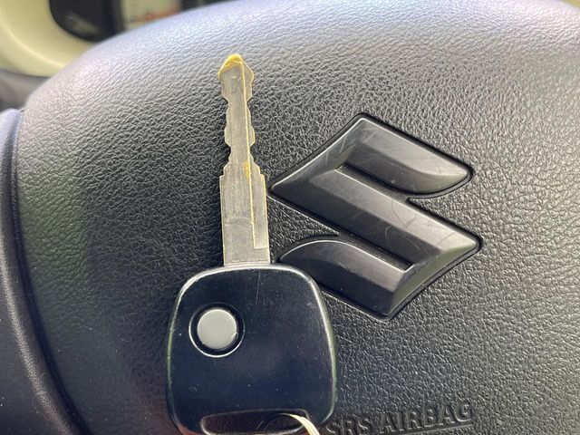 【キーレス】少し離れた場所からでもボタン一つでドアの開錠・施錠ができるのでとっても便利！ドアの鍵穴周りに傷をつけることもありません♪