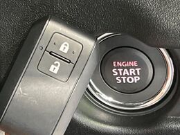 【キーレススタートシステム】カバンやポケットに入れたままでもドアの施錠・解錠が可能なスマートキーを装備。エンジンのオン・オフ時もカギを取り出す必要が無いからとっても便利です♪
