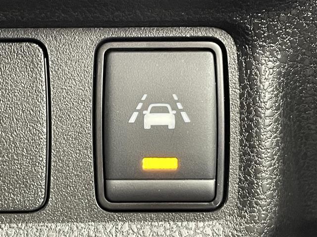 【車線逸脱防止支援システム（インテリジェントLI/LDP）】車線からはみ出しそうになると、車線内を走行するようにステアリング操作をサポートします！機能には限界があるためご注意ください。