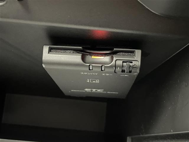 【ETC】有料道路を利用する際に料金所で停止することなく通過できる、ETC車載器（ノンストップ自動料金収受システム機器）が装備されています。セットアップを行うことで利用可能になります。