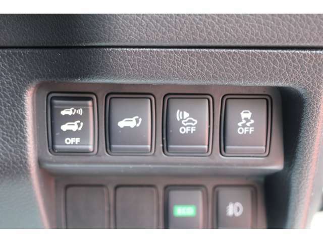 リモコンオートバックドア（ハンズフリー機能、挟み込み防止機構付）は車内からも開閉可能です。